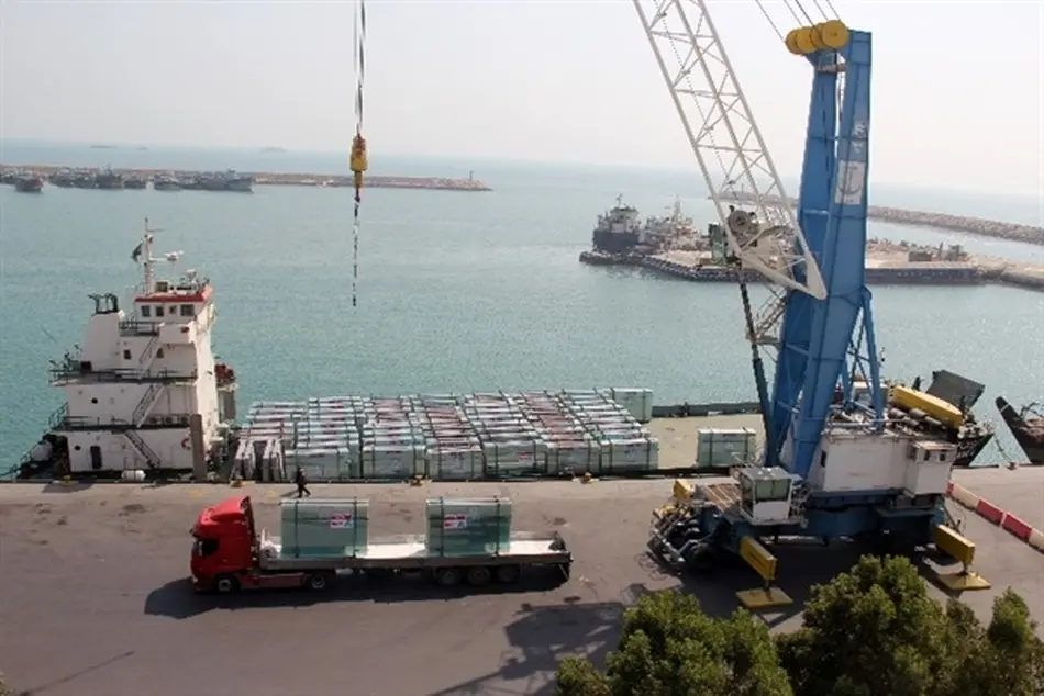 صادرات ۱۳۰۰ تن شیشه ساختمانی از بندر لنگه به قطر برای نخستین بار 