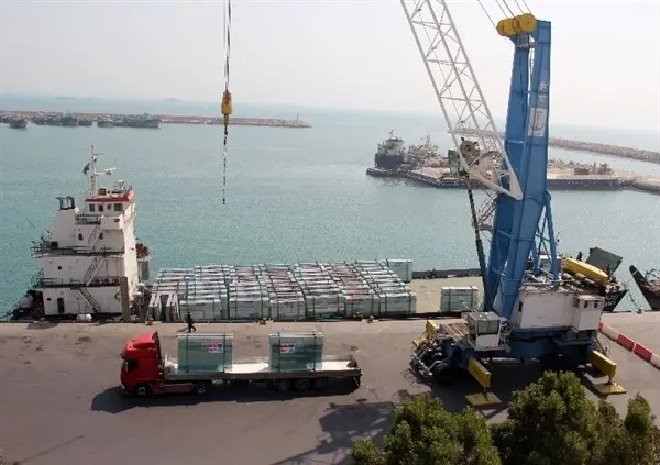 صادرات ۱۳۰۰ تن شیشه ساختمانی از بندر لنگه به قطر برای نخستین بار 