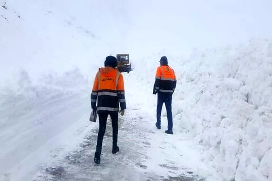 ۴۰۰ راهدار ۱۵ هزار کیلومتر باندراه‌ را برفروبی کردند