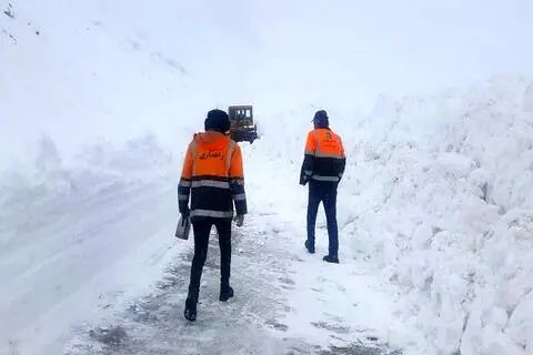 کولاک برف ۲ گردنه در مسیر کوهرنگ به خوزستان را مسدود کرد