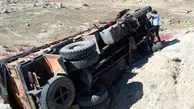 
واژگونی کامیون در سپیدان حادثه آفرید
