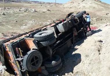
واژگونی کامیون در سپیدان حادثه آفرید
