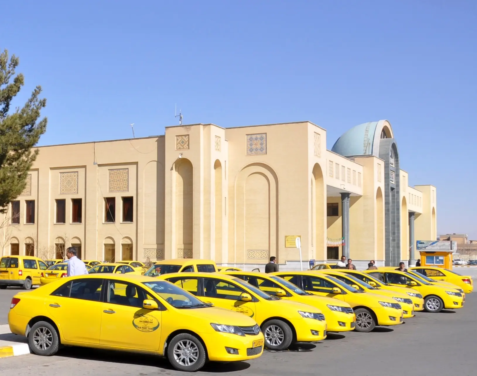 توزیع  14 هزار حلقه لاستیک میان رانندگان تاکسی‌ اصفهان