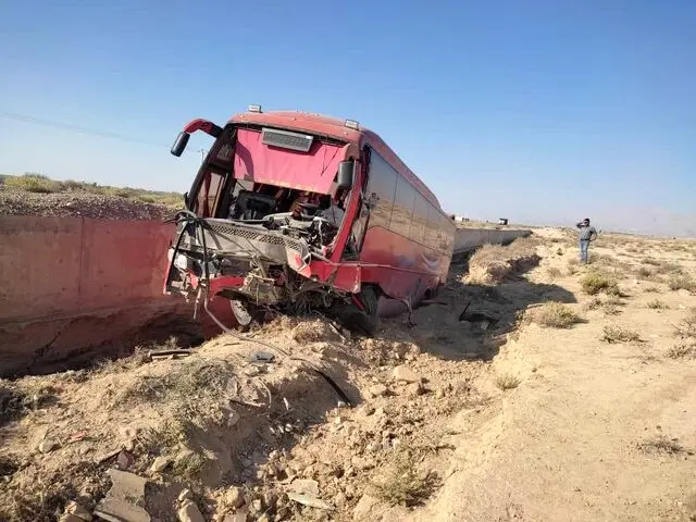 واژگونی اتوبوس در محور ایرانشهر به نیکشهر
