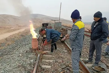 عملیات تعویض ریل و جوشکاری ترمیت در مسیر راه آهن گارباری–شیراز انجام شد