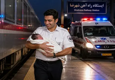تولد یک نوزاد در قطار طلاییه شرکت ریل ترابر سبا در مسیر تهران شیراز

