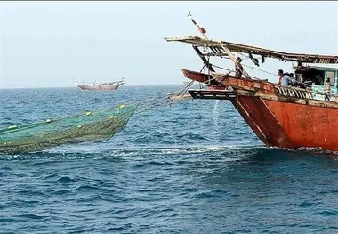 توقیف لنج‌ های صیادی حامل بیش از ۱۰۰ هزار لیتر سوخت قاچاق در خوزستان