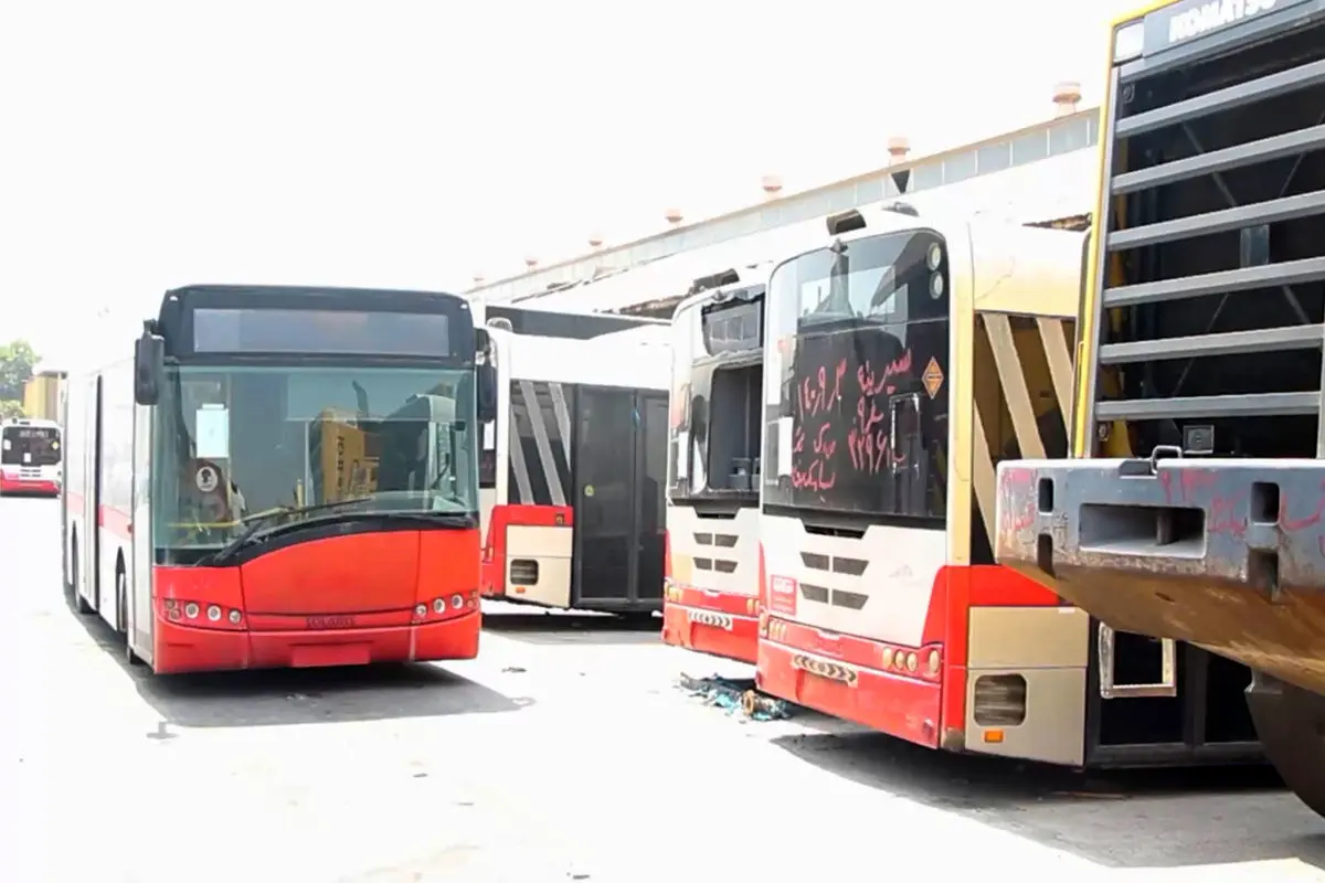 ۴۳ اتوبوس رسوبی در بندر شهید باهنر پس از ترخیص به فروش می رسند + فیلم