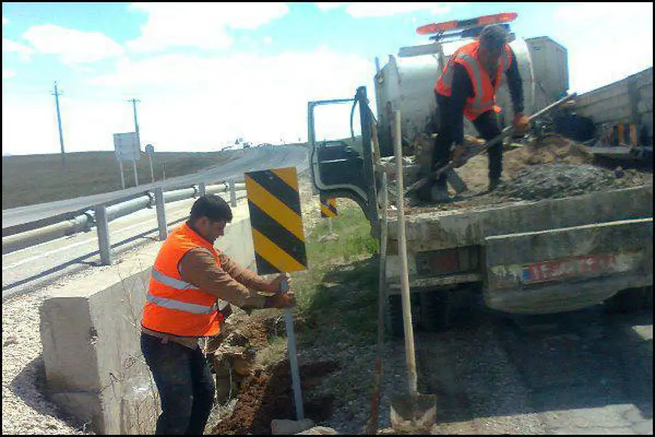 نصب تابلوهای اخطاری توسط راهداری در راه‌های روستایی فامنین استان همدان