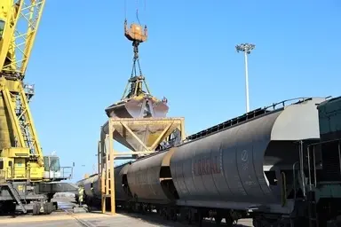 آغاز تخلیه و حمل یکسره گندم از کشتی با قطار پس از سال‌ ها در بندر شهید رجایی