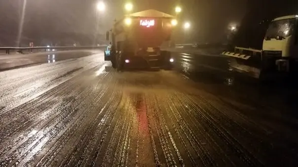 علمیات برف روبی و نمک پاشی گردنه آب سیاه در جاده اصفهان شیراز 