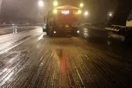 علمیات برف روبی و نمک پاشی گردنه آب سیاه در جاده اصفهان شیراز 