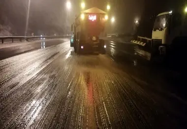 علمیات برف روبی و نمک پاشی گردنه آب سیاه در جاده اصفهان شیراز 