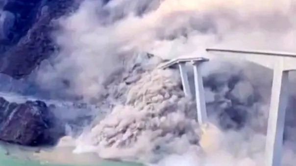 فروریختن پل تازه‌ افتتاح‌ شده در استان سیچوان چین