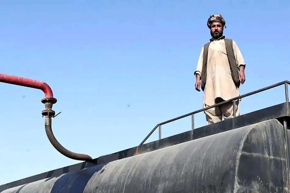 معطلی یک ماهه رانندگان ایرانی در افغانستان/ بار سوخت غیراستاندارد از آب درآمد!