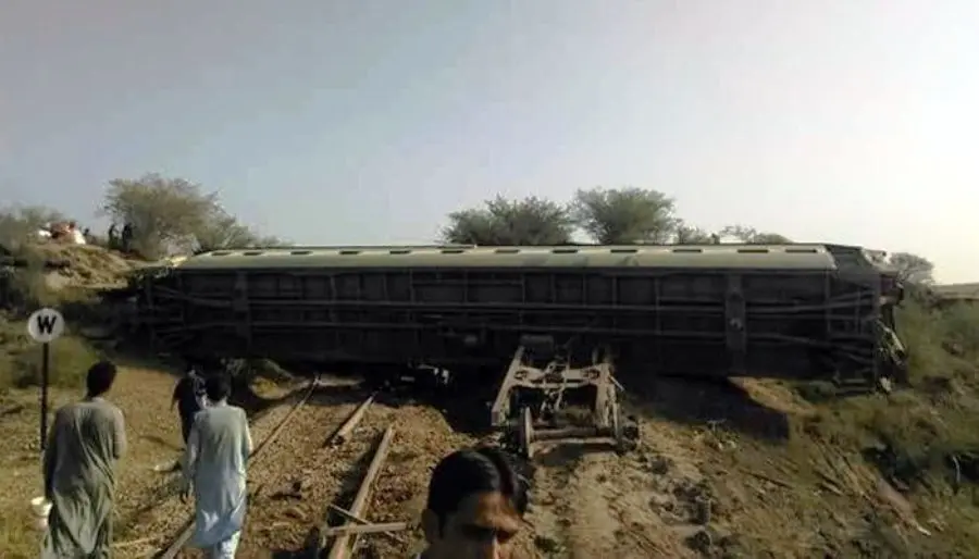  قطار پاکستان از ریل خارج شد