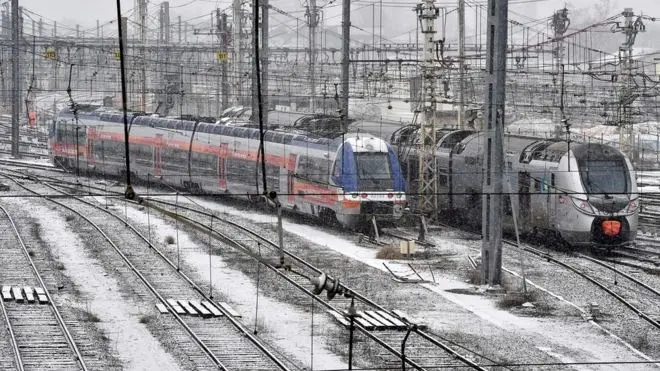 برف و بوران چگونه در شبکه حمل‌ونقل اروپا هم «بحران» شد؟ + تصاویر