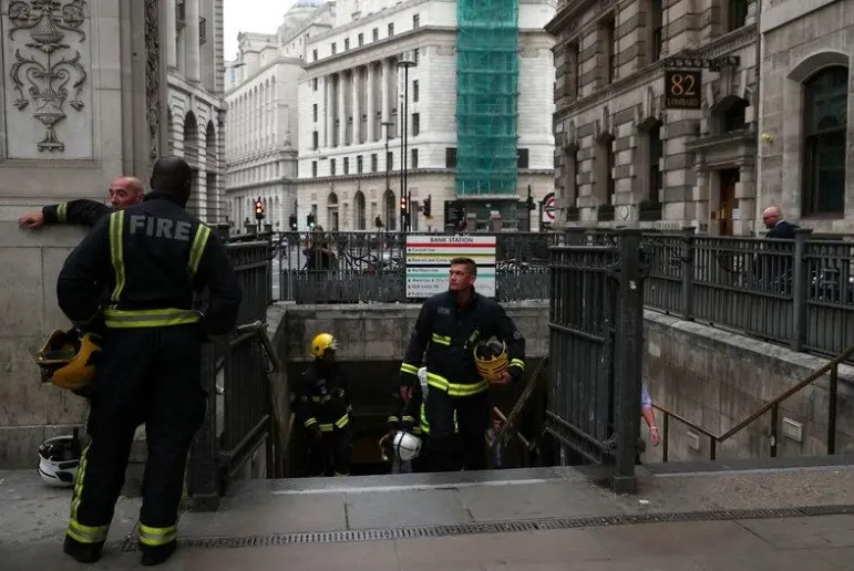 آتش سوزی در مترو لندن شبکه حمل و نقل را مختل کرد