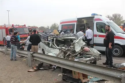 تصادف وانت‌پیکان با کامیونت یخچال‌دار در عوارضی تهران-ساوه 