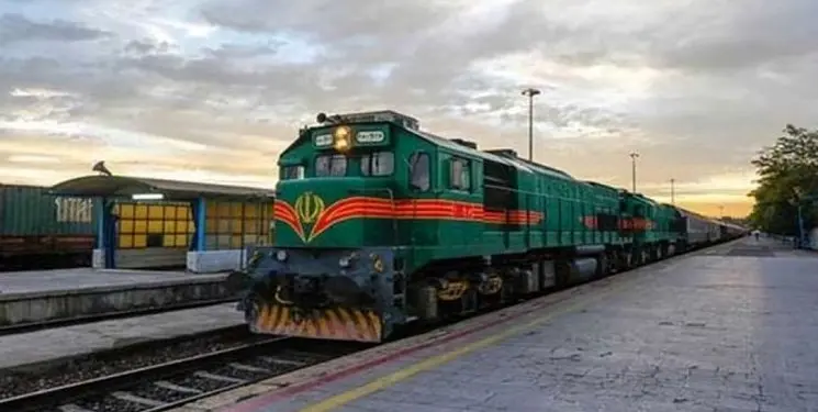 مولد قطار مسافربری تهران خرمشهر در ناحیه اراک دچار آتش‌سوزی شد