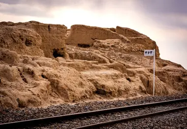 گام نخست ثبت جهانی تپه حصار؛ ریل راه آهن باید جابه جا شود