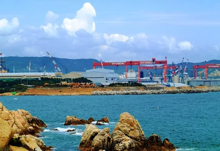 VLCC Superstructure Slips into Water at HHI’s Ulsan Facility
