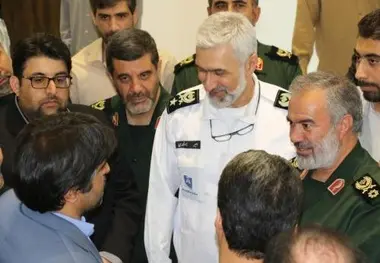 بازدید فرمانده نیروی دریایی سپاه از دستگاه شبیه‌ساز آموزش راهبری قطار شهری مشهد