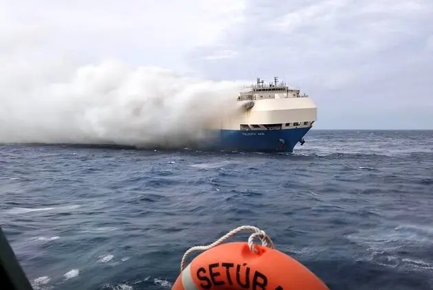 خودروهای برقی یک کشتی را در اقیانوس اطلس به آتش کشاندند