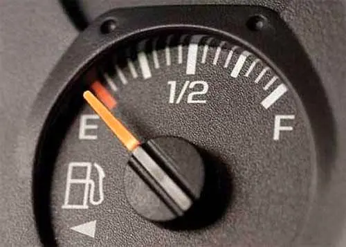  بعد از روشن‌شدن چراغ اخطار بنزین چند کیلومتر میتوان رانندگی کرد؟ 
