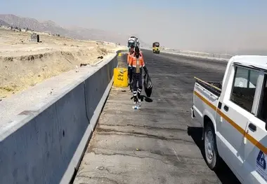 پاکسازی مستمر آزادراه شیراز اصفهان برای حفظ ایمنی و زیبایی بصری مسیر


