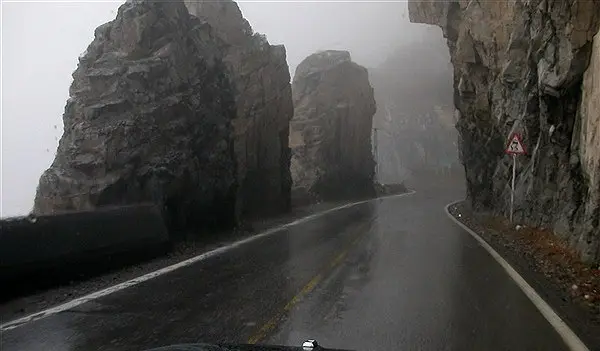 بارش برف و باران در جاده های ۱۳ استان 