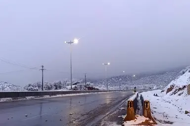 برف روبی تماشایی آزادراه شیراز اصفهان در شب های سرد پائیز 1404