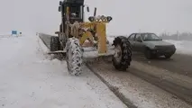 عملیات بارگیری شن و نمک در راهدارخانه آزادراه شاهچراغ