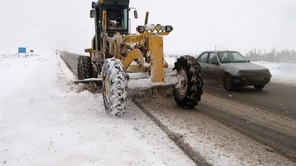 عملیات بارگیری شن و نمک در راهدارخانه آزادراه شاهچراغ