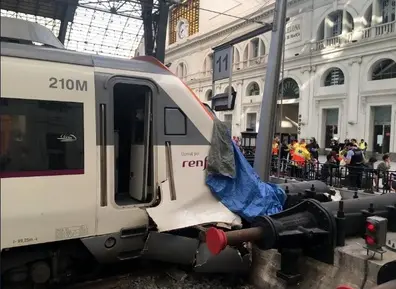 تصاویر | تصادف عجیب قطار مسافربری در ایستگاه بارسلونا 