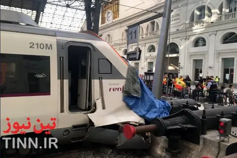 گزارش تصویری/ تصادف عجیب قطار مسافربری در ایستگاه بارسلونا 