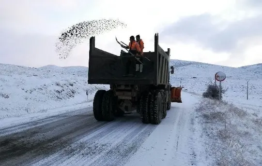 بازگشایی راه 40 روستای مسدود شده بر اثر برف در چالدران