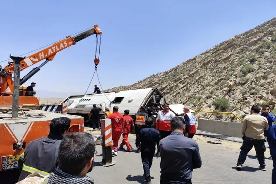 افزایش شمار جان‌ باختگان حادثه واژگونی اتوبوس در جاده فیروزآباد ـ کوار به ۲۱ نفر + اعلام جزئیات

