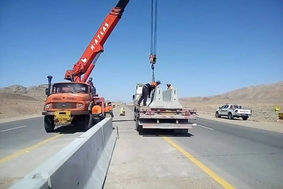 تهیه و نصب بیش از ۶۰۰ متر قرنیز و هندریل پل در راه های استان