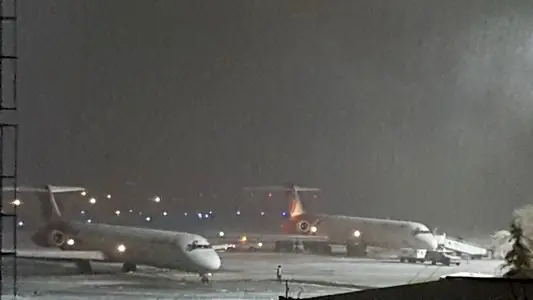 سطوح پروازی فرودگاه ارومیه از برف پاکسازی شد