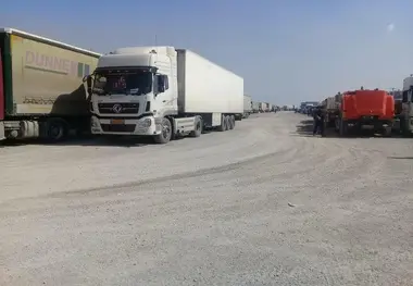 صف 15 کیلومتری در مرز مهران پس از بسته شدن مرزهای عراق + فیلم