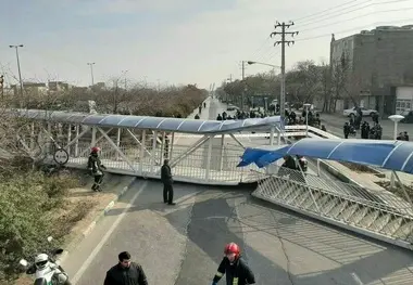 فیلم| سقوط پل عابر به دلیل برخورد یک دستگاه ناوگان باری