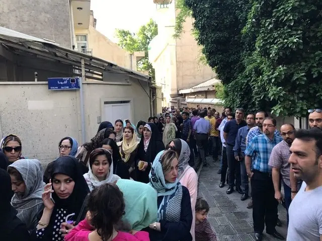 حضور گسترده مردم در حسینیه جماران در اولین دقایق اخذ رای