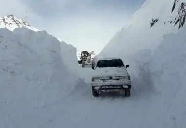 فیلم| نجات معجزه آسای یک راننده نیسان از برف