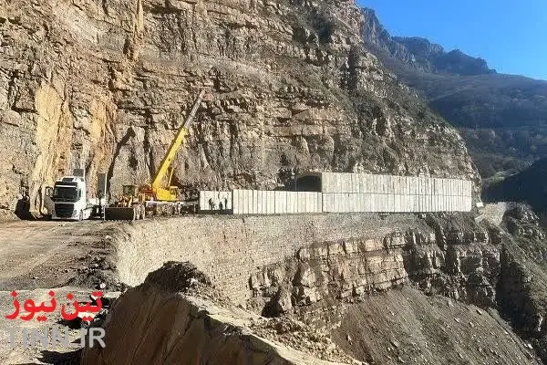 فیلمی از عملیات نصب گالری حفاظتی در محدوده کمرزرد جاده چالوس