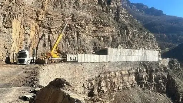 فیلمی از عملیات نصب گالری حفاظتی در محدوده کمرزرد جاده چالوس