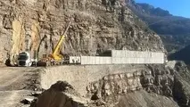 فیلمی از عملیات نصب گالری حفاظتی در محدوده کمرزرد جاده چالوس
