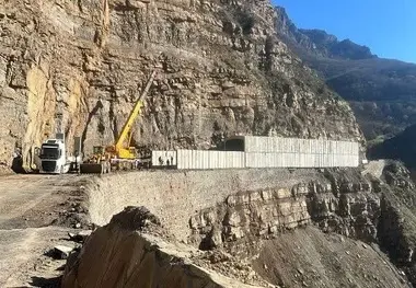 فیلمی از عملیات نصب گالری حفاظتی در محدوده کمرزرد جاده چالوس