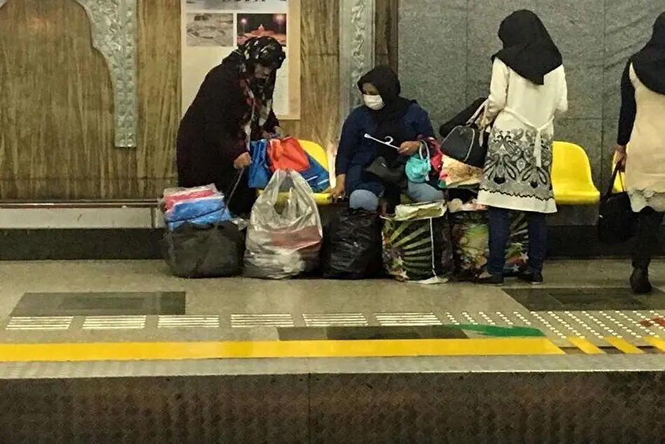 دستفروشی در مترو تهران/آشفته بازار ناسامان