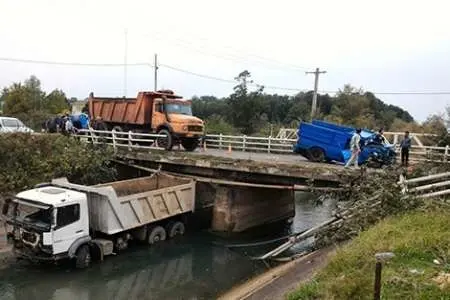سقوط کامیون به رودخانه ای در منطقه لاکان رشت بر اثر تصادف